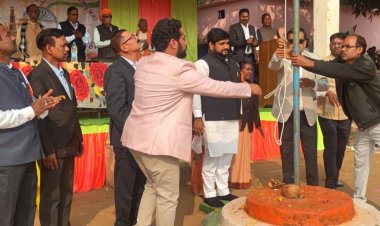 *खंड शिक्षा कार्यालय बगीचा मे जनपद उपाध्यक्ष अरविन्द गुप्ता 77 वां राष्ट्रीय ध्वज फहराया,,,अधिकारियों,शिक्षकों एवं विद्यार्थियों को दी गणतंत्र दिवस की शुभकामनाएं*