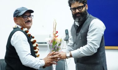 *कलेक्टर श्री व्यास ने सेवानिवृत हुए नायब तहसीलदार श्री सदाशिव मिश्रा को दी सम्मानपूर्वक विदाई,प्रशासनिक सेवा मे अनुशासन और निष्ठा के लिए श्री मिश्रा को याद किया जायेगा*