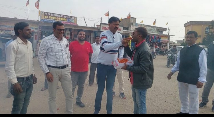 *भारतीय जनता पार्टी के राष्ट्रीय अध्यक्ष छत्तीसगढ़ के प्रभारी श्री नितिन नवीन को बनाये जाने पर जिला महामंत्री मुकेश शर्मा के नेतृत्व मे मंडल बगीचा के पदाधिकारियों द्वारा बस स्टेण्ड में खुशियों से किये आतिशबाजी एवं बाँटी गयी मिठाई*