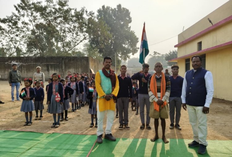 *पद्म श्री जागेश्वर यादव ने विशेष पिछड़ी जनजाति पहाड़ी कोरवा आवसीय विद्यालय रूपसेरा में फहराया 77 वां गणतंत्र दिवस का राष्ट्रीय ध्वज*