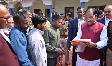 *मुख्यमंत्री श्री विष्णुदेव साय ने बगिया में जनदर्शन के दौरान आमजनों से किया किया सीधा संवाद,समस्याओं के त्वरित,संवेदनशील एवं प्राथमिकता से निराकरण के दिये निर्देश*