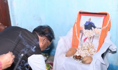 *मुख्यमंत्री विष्णुदेव साय केंदापानी पहुंचकर वरिष्ठ नागरिक स्व. कालेश्वर सिंह के छायाचित्र में पुष्प अर्पित कर श्रृंद्धाजली दी*