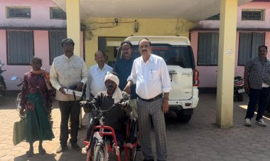 आम लोगों की जिंदगी बना रही है शासन की योजनाएं,ट्रेन से दोनों पैर कट जाने पर शनिचार को प्रदान किया गया मोटराइज्ड ट्राई साईकिल