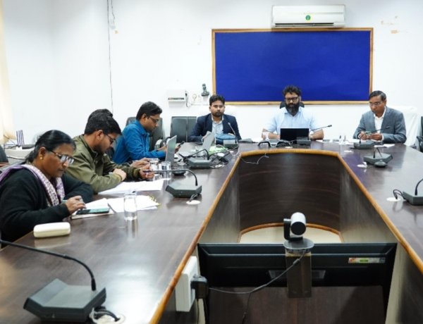 *कलेक्टर श्री रोहित व्यास ने राजस्व विभाग की समीक्षा बैठक मे राजस्व प्रकरणों का शत प्रतिसत निराकरण समयसीमा मे सुनिश्चित करने के दिये निर्देश*