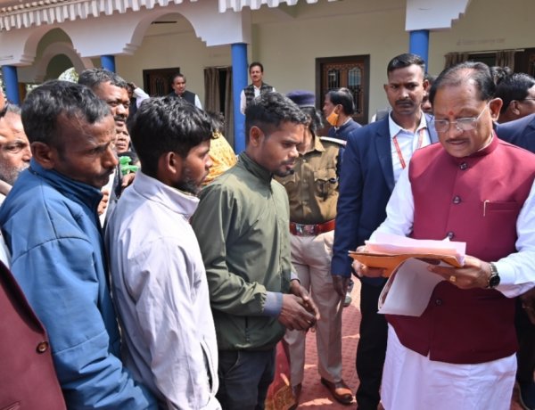 *मुख्यमंत्री श्री विष्णुदेव साय ने बगिया में जनदर्शन के दौरान आमजनों से किया किया सीधा संवाद,समस्याओं के त्वरित,संवेदनशील एवं प्राथमिकता से निराकरण के दिये निर्देश*