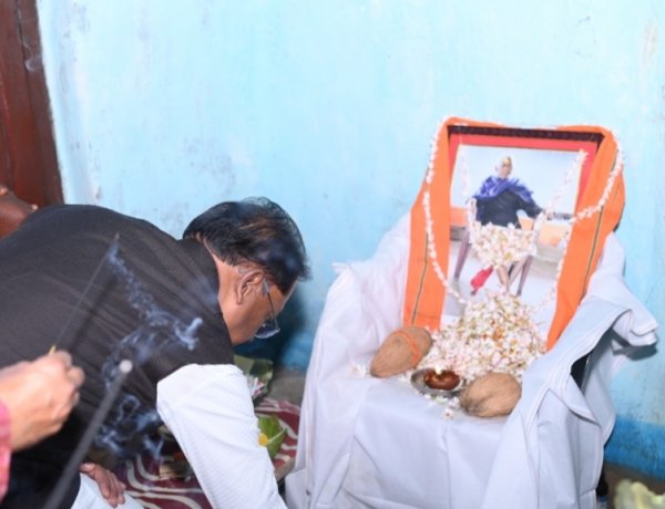 *मुख्यमंत्री विष्णुदेव साय केंदापानी पहुंचकर वरिष्ठ नागरिक स्व. कालेश्वर सिंह के छायाचित्र में पुष्प अर्पित कर श्रृंद्धाजली दी*