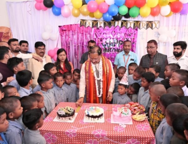 मुख्यमंत्री की सादगी बालक आश्रम बगिया में बच्चों के साथ मानाये अपना 62 वां जन्म दिवस