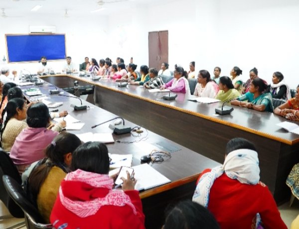 आंगनबाड़ी कार्यकर्ताओं की समस्याओं पर संवेदनशील पहल,कलेक्टर ने संघ के प्रतिनिधिओं के साथ की बैठक,कुपोषण मुक्त जशपुर के लिए शत प्रतिशत उपस्थिति पर जोर