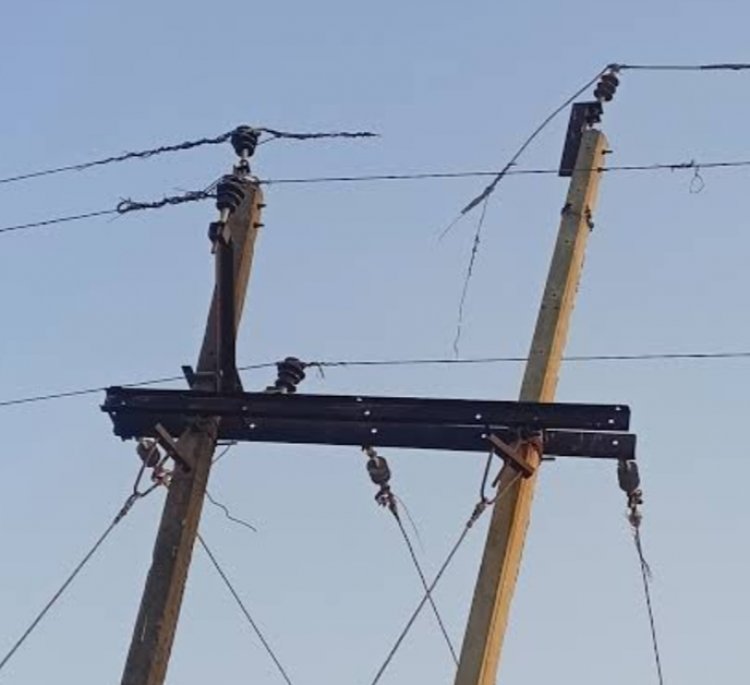 *गंझियाडीह चौक पास सभी विद्युत लाइन रोड़ क्रासिंग के ऊपर निर्धारित ऊंचाई पर है*