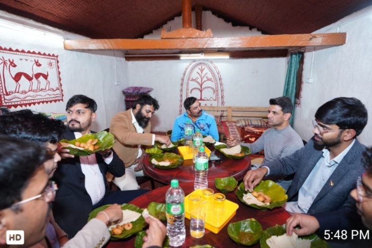 *अंतरिक्ष से जनजीवन तक:जशपुर में गगनयात्री शुभांशु शुक्ला ने दखा ग्रामीण पर्यटन का जीवंत स्वरूप,देशदेखा के कोरेगांव होम-स्टे में आदिवासी संस्कृति और पारंपरिक व्यंजनों से हुए अभिभूत*