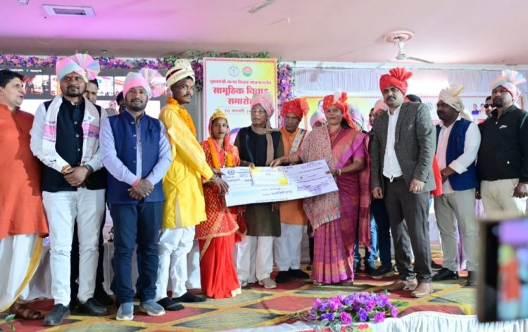 *वैदिक रीति रिवाज के साथ 48 जोड़े परिणय सूत्र मे बंधे,,मुख्यमंत्री ने राजधानी से वर्चुअल के माध्यम से नवदम्पतियों  को दिया आशीर्वाद*