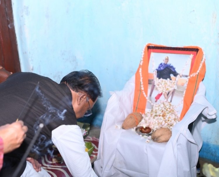*मुख्यमंत्री विष्णुदेव साय केंदापानी पहुंचकर वरिष्ठ नागरिक स्व. कालेश्वर सिंह के छायाचित्र में पुष्प अर्पित कर श्रृंद्धाजली दी*