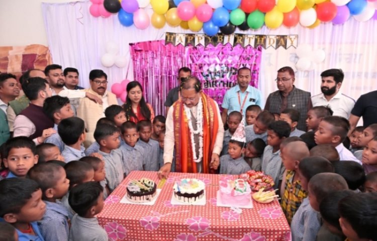 मुख्यमंत्री की सादगी बालक आश्रम बगिया में बच्चों के साथ मानाये अपना 62 वां जन्म दिवस