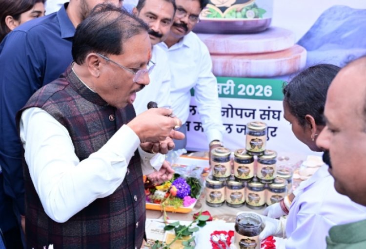 बगिया में मुख्यमंत्री ने आयुर्वेद की समृद्ध परम्परा आरोग्य अमृत अवलेह का किया विधिवत शुभारम्भ