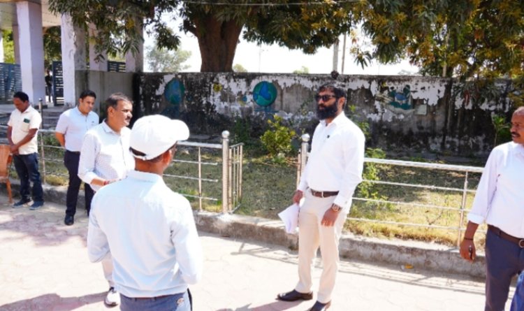 पीएम श्री स्वामी आत्मानंद शासकीय  उत्कृष्ट इंग्लिश माध्यम स्कूल का कलेक्टर ने किया निरीक्षण,पेय जल,स्वच्छता सहित अन्य गतिविधियों को जल्द दुरुस्थ करने पर जोर