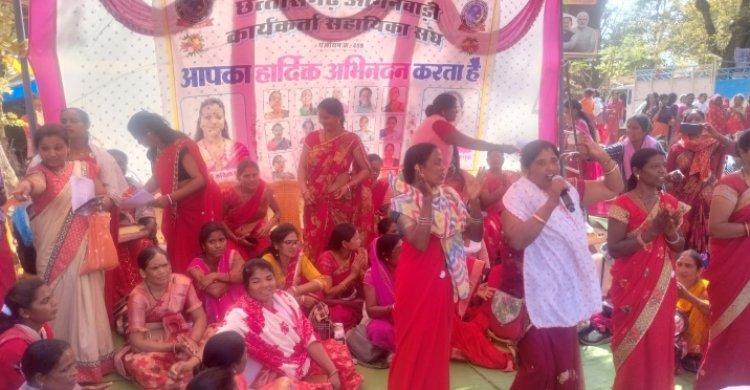 आंगनबाड़ी कार्यकर्ताओं, सहायिकाओं ने संयुक्त मंच के आह्वान पर तीन सूत्रीय मांगों को  लेकर दो दिवसीय हड़ताल पर केंद्रों मे लगा ताला