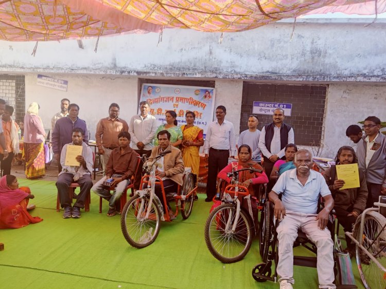 मनोरा में दिव्यांगजनों के लिए सशक्तिकरण शिविर में प्रमाणीकरण,   युडीआईडी कार्ड,सहायक उपकरण मिलने से दिव्यांगजनों में खुशी