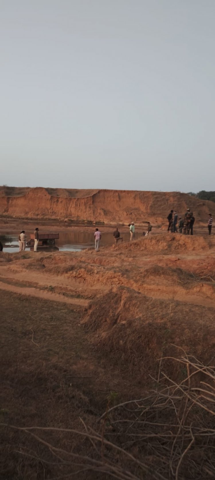 प्रशासन सख्त कार्यवाही करते हुए अवैध रेत खनन पर नियमों के तहत वाहन जप्त करते हुए प्रकरण दर्ज की