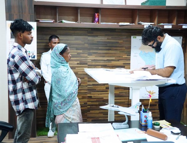 कलेक्टर श्री रोहित व्यास ने जनदर्शन में सुनी आमजन की समस्याएं अधिकारियों को समयबद्ध एवं पारदर्शी निराकरण के दिये निर्देश