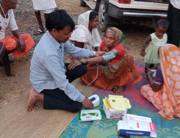 कल्याण आश्रम की ओर से विशेष समुदाय के लोगों को कुटमा के बांसटोली गांव मे निःशुल्क स्वास्थ्य जाँच एवं निःशुल्क बाँटी गयी दवाई