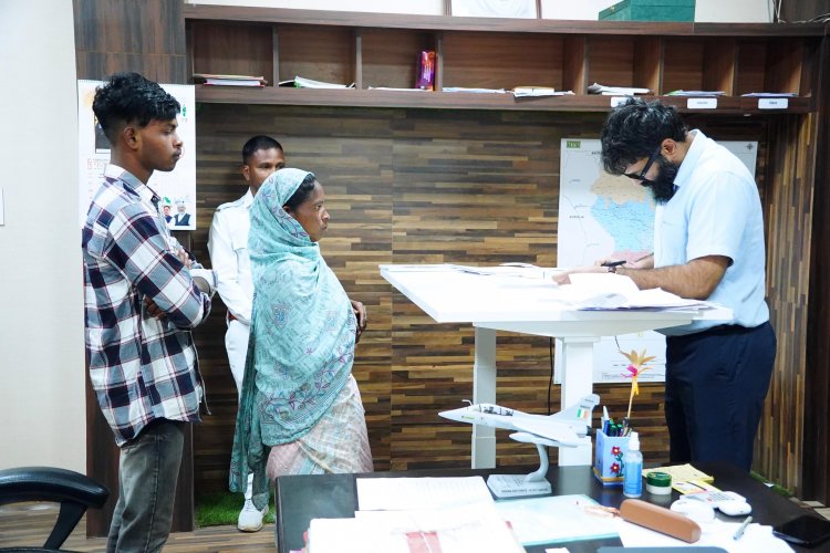 कलेक्टर श्री रोहित व्यास ने जनदर्शन में सुनी आमजन की समस्याएं अधिकारियों को समयबद्ध एवं पारदर्शी निराकरण के दिये निर्देश