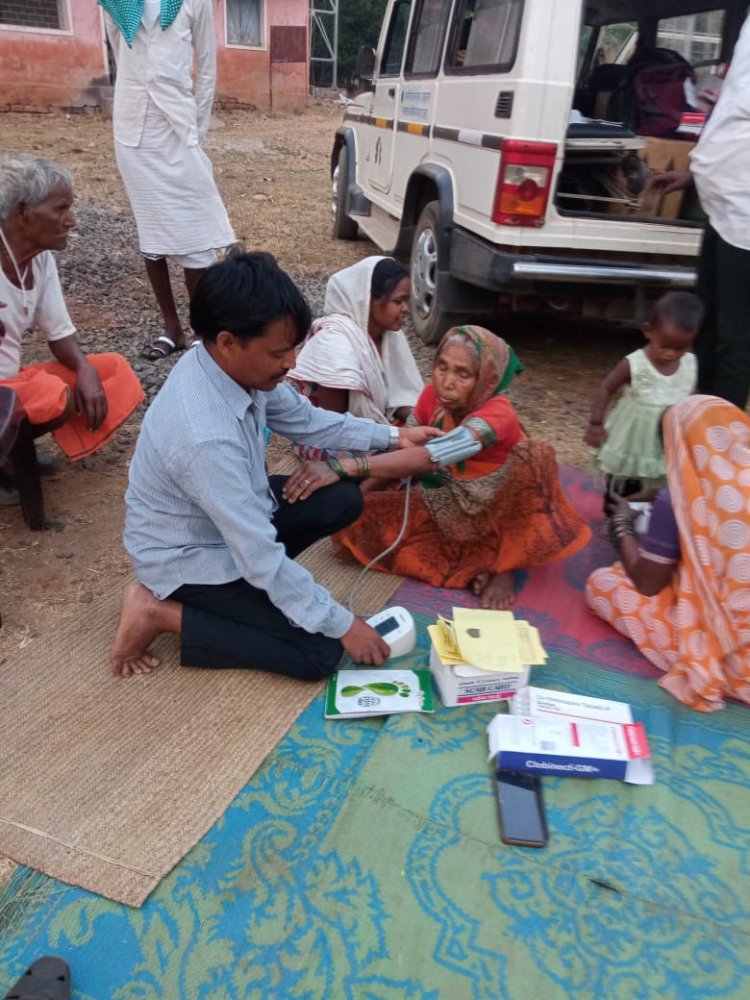 कल्याण आश्रम की ओर से विशेष समुदाय के लोगों को कुटमा के बांसटोली गांव मे निःशुल्क स्वास्थ्य जाँच एवं निःशुल्क बाँटी गयी दवाई