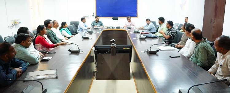 अपर कलेक्टर प्रदीप कुमार साहू ने जिले के गैस एजेंसी संचालकों की ली बैठक,उपभोक्ताओं को गैस सिलेंडर लेने में कोई परेशानी   नही होने चाहिए ,गैस की अवैध भंडारण और कालाबाजारी की शिकायत मिलने पर होगी कड़ी कार्यवाही