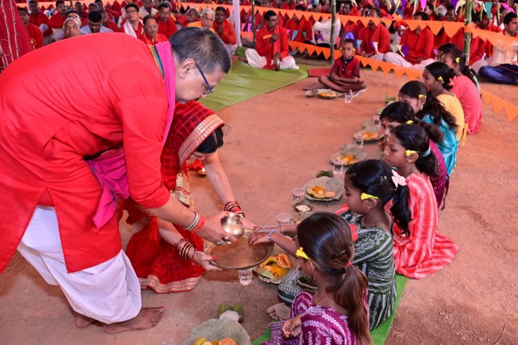 मुख्यमंत्री विष्णुदेव साय मां दुर्गा की पूजा अर्चना कर प्रदेशवासियों की सुख समृद्धि के लिए की कामना साथ ही दुर्गा स्वरूप नौ कन्याओं का भोजन कराया
