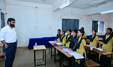 कलेक्टर रोहित व्यास ने संकल्प शिक्षण संस्थान का निरीक्षण करते हुए हुए इंजीनियरिंग और मेडिकल की तैयारी कर रहे बच्चों से की चर्चा