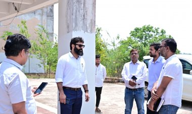 घोलेंग के स्व सहायता अमूह की महिलाओं से कलेक्टर रोहित व्यास ने की मुलाक़ात,कपड़ा फैक्ट्री खोलने के सम्बन्ध मे जानकारी लेते हुए समूह की महिलाओं के लिए सभी सुविधायें उपलब्ध कराने दिये निर्देश