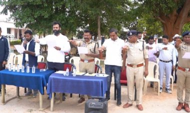 कलेक्टर और एसएसपी ने अधिकारियों, कर्मचारियों को  हेलमेट पहनकर कार्यालय आने की शपथ दिलाई और कह दी नही तो कटेंगे चालान,,, सोमवार से अब सभी को हेलमेट लगाना हो गया अनिवार्य