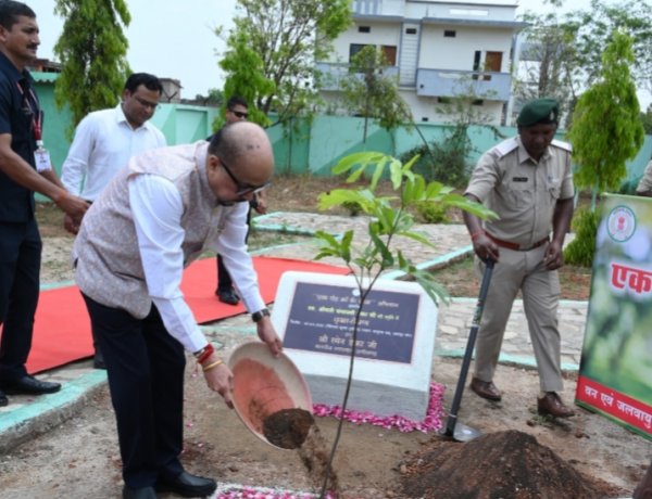 राज्यपाल श्री डेका  ने जशपुर मातृत्व वन मे सीता अशोक के पौधे का रोपण किये,