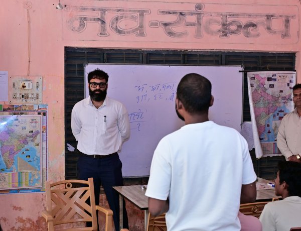 कलेक्टर व्यास ने नव संकल्प शिक्षण संस्थान में निरीक्षण के दौरान पीएससी, व्यापम और सहायक शिक्षक भर्ती की तैयारी कर रहे विद्यार्थियों से की बात साथ ही संस्था में कई कमियों को जल्द ठीक करने दिये निर्देश