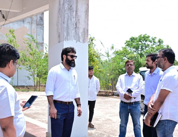 घोलेंग के स्व सहायता अमूह की महिलाओं से कलेक्टर रोहित व्यास ने की मुलाक़ात,कपड़ा फैक्ट्री खोलने के सम्बन्ध मे जानकारी लेते हुए समूह की महिलाओं के लिए सभी सुविधायें उपलब्ध कराने दिये निर्देश