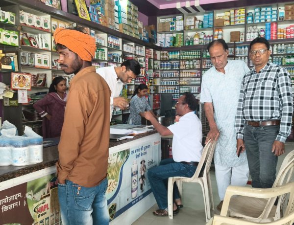 कृषि विभाग के मैदानी अमले ने खाद बीज एवं दवा दुकानों के निरीक्षण  मे खाद विक्रय की अनियमितता पाये जाने पर 10 दुकानदारों को कारण बताओ नोटिस किया जारी