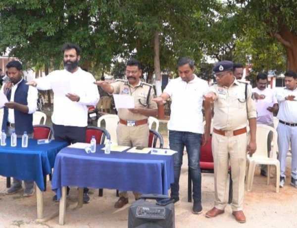 कलेक्टर और एसएसपी ने अधिकारियों, कर्मचारियों को  हेलमेट पहनकर कार्यालय आने की शपथ दिलाई और कह दी नही तो कटेंगे चालान,,, सोमवार से अब सभी को हेलमेट लगाना हो गया अनिवार्य