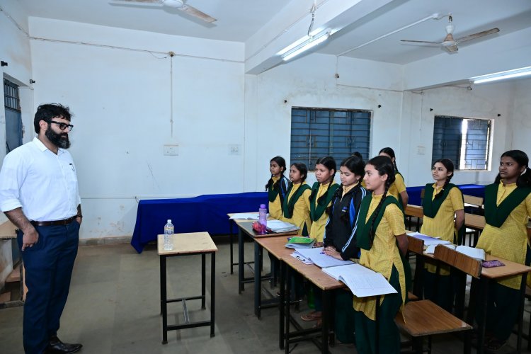 कलेक्टर रोहित व्यास ने संकल्प शिक्षण संस्थान का निरीक्षण करते हुए हुए इंजीनियरिंग और मेडिकल की तैयारी कर रहे बच्चों से की चर्चा