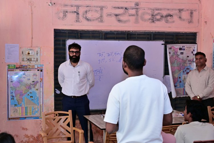 कलेक्टर व्यास ने नव संकल्प शिक्षण संस्थान में निरीक्षण के दौरान पीएससी, व्यापम और सहायक शिक्षक भर्ती की तैयारी कर रहे विद्यार्थियों से की बात साथ ही संस्था में कई कमियों को जल्द ठीक करने दिये निर्देश