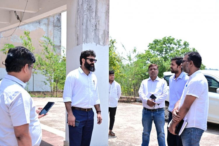 घोलेंग के स्व सहायता अमूह की महिलाओं से कलेक्टर रोहित व्यास ने की मुलाक़ात,कपड़ा फैक्ट्री खोलने के सम्बन्ध मे जानकारी लेते हुए समूह की महिलाओं के लिए सभी सुविधायें उपलब्ध कराने दिये निर्देश