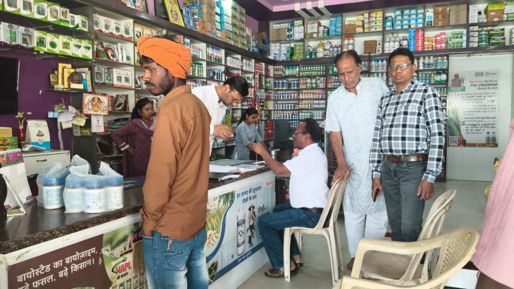 कृषि विभाग के मैदानी अमले ने खाद बीज एवं दवा दुकानों के निरीक्षण  मे खाद विक्रय की अनियमितता पाये जाने पर 10 दुकानदारों को कारण बताओ नोटिस किया जारी