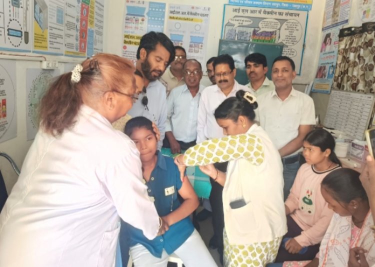 बगीचा सीएचसी में किशोरी बालिकाओं को कैंसर से सुरक्षा के लिए वैक्सीनेशन की हुई शुरुवात,,,कितना उम्र तक के बालिकाओं को लगेगा यह वैक्सीन पुरी जानकारी के लिए..... पढ़ें बोलती खबर