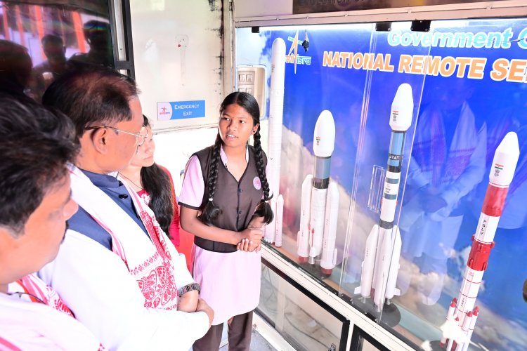 जशपुर के बच्चों में झलक रही है वैज्ञानिक सोंच,,,मुख्यमंत्री को बच्चों ने कैसे वैज्ञानिक के विषय को समझाया विस्तार से जानने के लिए पढ़ें......बोलती खबर