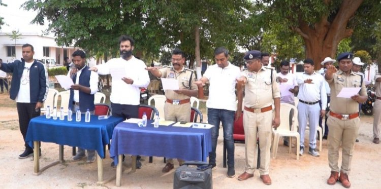 कलेक्टर और एसएसपी ने अधिकारियों, कर्मचारियों को  हेलमेट पहनकर कार्यालय आने की शपथ दिलाई और कह दी नही तो कटेंगे चालान,,, सोमवार से अब सभी को हेलमेट लगाना हो गया अनिवार्य