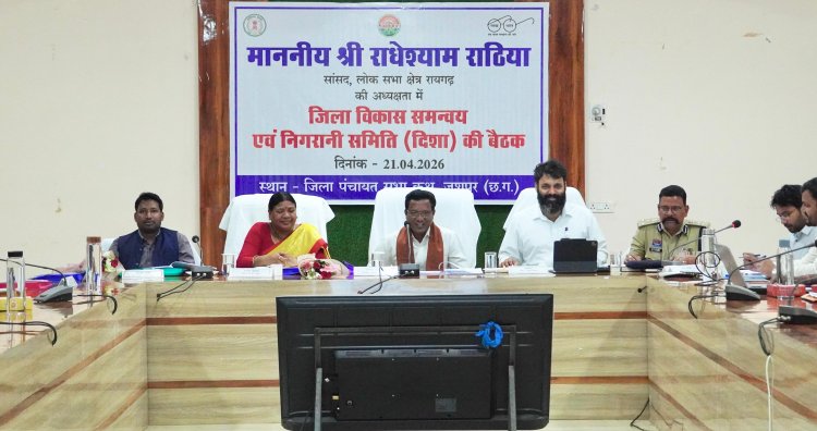 सांसद राधेश्याम राठिया ने जिला स्तरीय सड़क सुरक्षा समिति की बैठक में हुये शामिल,कहा धीरे चलें,सुरक्षित पहुंचे,हेलमेट लगाएं और सीट बेल्ट का भी करें उपयोग