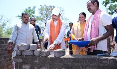 बैंसामुड़ा में सीएम विष्णुदेव साय ने पीएम आवास निर्माण के निरीक्षण में ईंट जोड़कर श्रमदान करते हुए किया प्रेरित,,