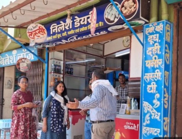 सही दवा - शुद्ध, आहार - आहार,यही छत्तीसगढ़ का आधार अभियान के तहत जिला मुख्यालय स्थित दूध और दुग्ध उत्पादों के विक्रय केंद्र ,डेयरी आदि का किया गया सघन निरीक्षण