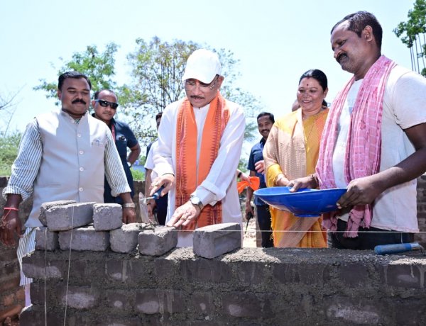 बैंसामुड़ा में सीएम विष्णुदेव साय ने पीएम आवास निर्माण के निरीक्षण में ईंट जोड़कर श्रमदान करते हुए किया प्रेरित,,