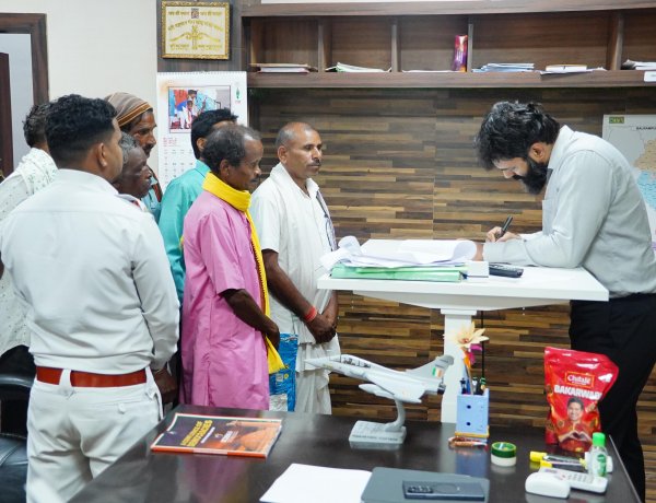 जनदर्शन में कलेक्टर श्री रोहित व्यास ने आमजनों की सुनी समस्या,, अधिकारियों को प्राप्त सभी आवेदनों का जल्द और पारदर्शी निराकरण के दिये निर्देश