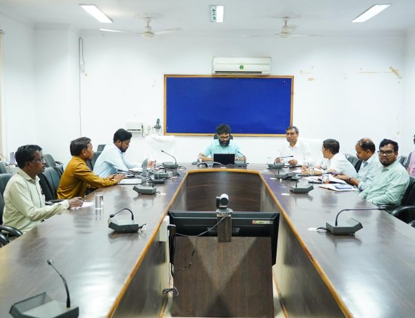 कलेक्टर श्री रोहित व्यास ने ग्राम पंचायतों में संचालित विकास योजनाओं की समीक्षा करते हुये शासकीय संपतियों को नुकसान पहुँचाने वालों पर नियमानुसार सख्त कानूनी कार्यवाही करने दिये निर्देश