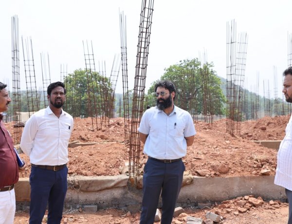 कलेक्टर रोहित व्यास ने      फरसाबहार में निर्माणाधीन विद्यालय, छात्रावास एवं निर्मित शासकीय आवासों का निरीक्षण कर गुणवत्ता वा समय सीमा में कार्य पूर्ण करने शख्त निर्देश दिये